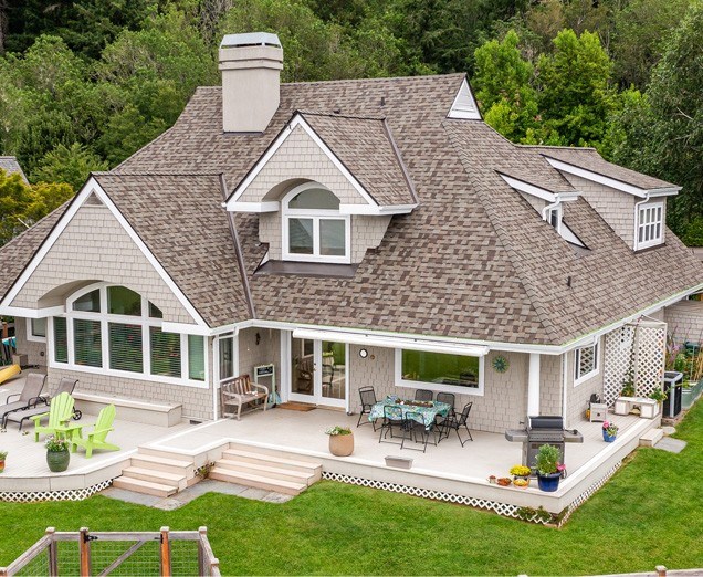 home getting a free siding replacement estimate in washington